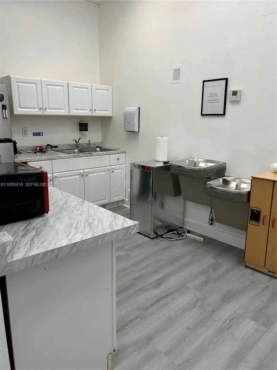 KITCHEN WITH THE CABINETS