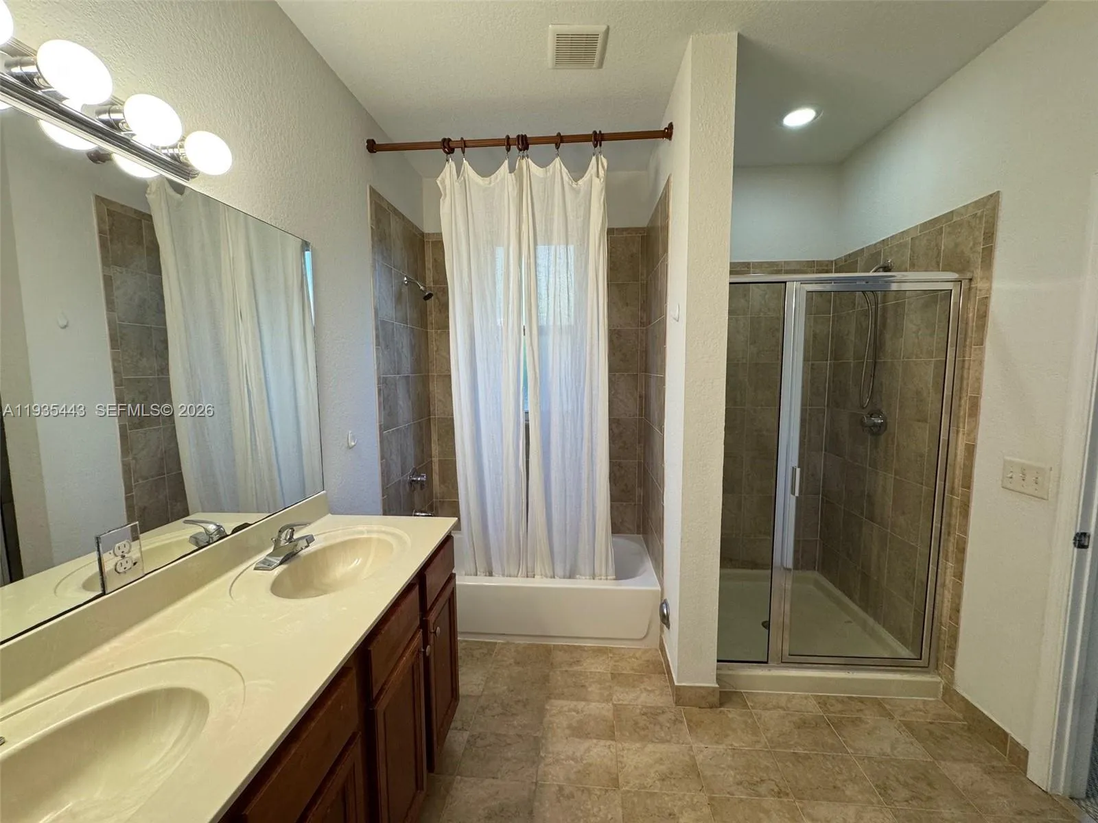 1027 Ne 207th St 1027, Miami, Florida 33179, Miami, Florida 33179, 3 Bedrooms Bedrooms, ,2 BathroomsBathrooms,Residential,For Sale,1027 Ne 207th St 1027, Miami, Florida 33179,A11935443