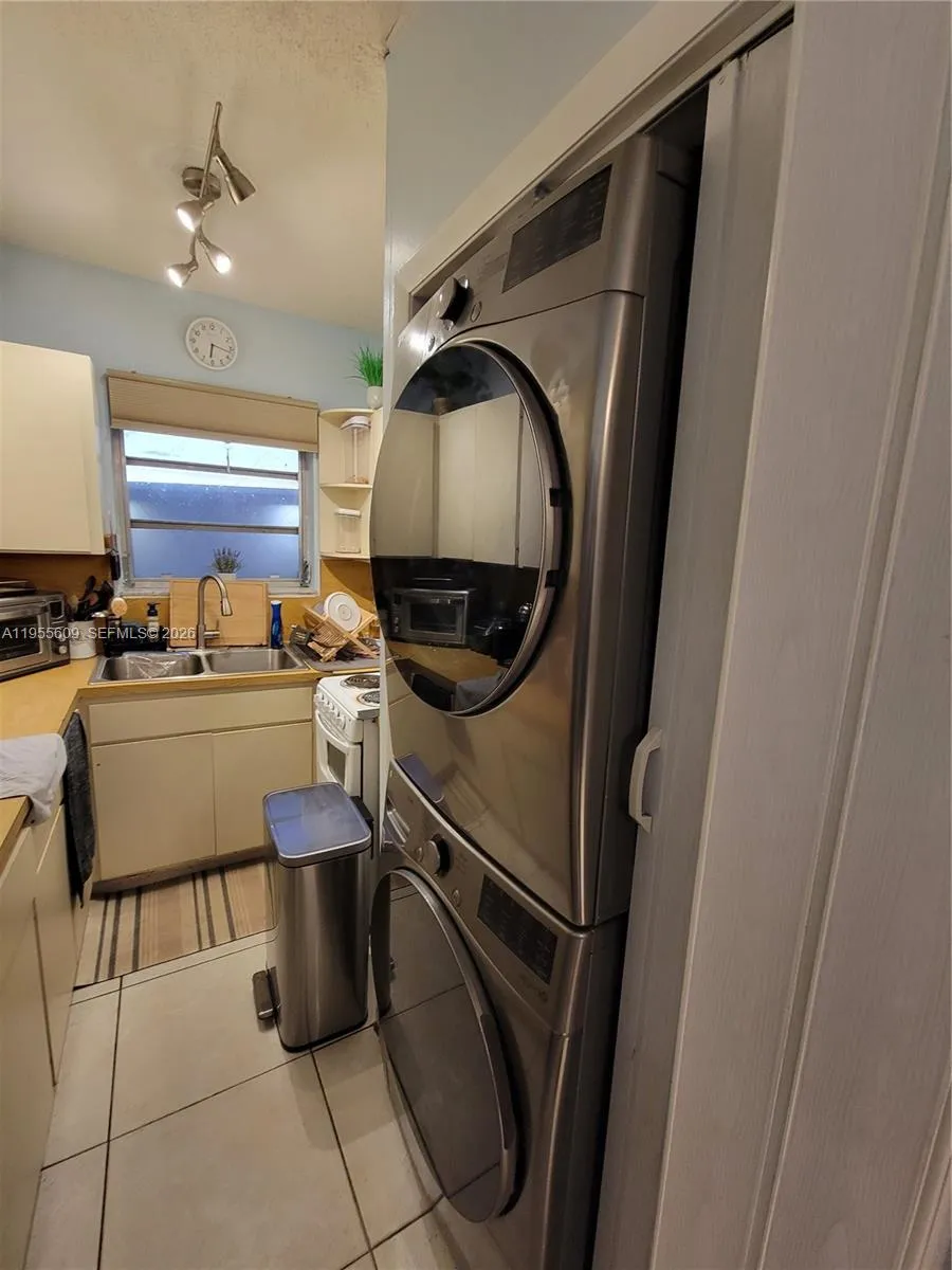 Rear unit, Tenant owned w/d and refrigerator