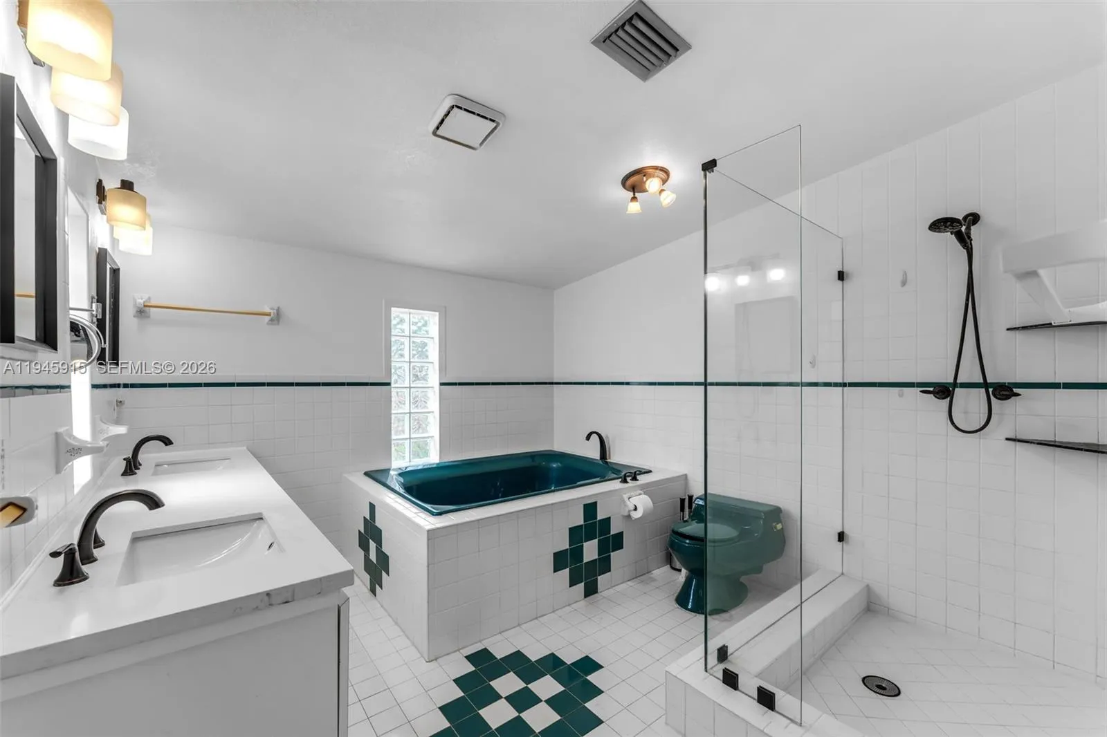 OVERSIZED PRIMARY BATHROOM