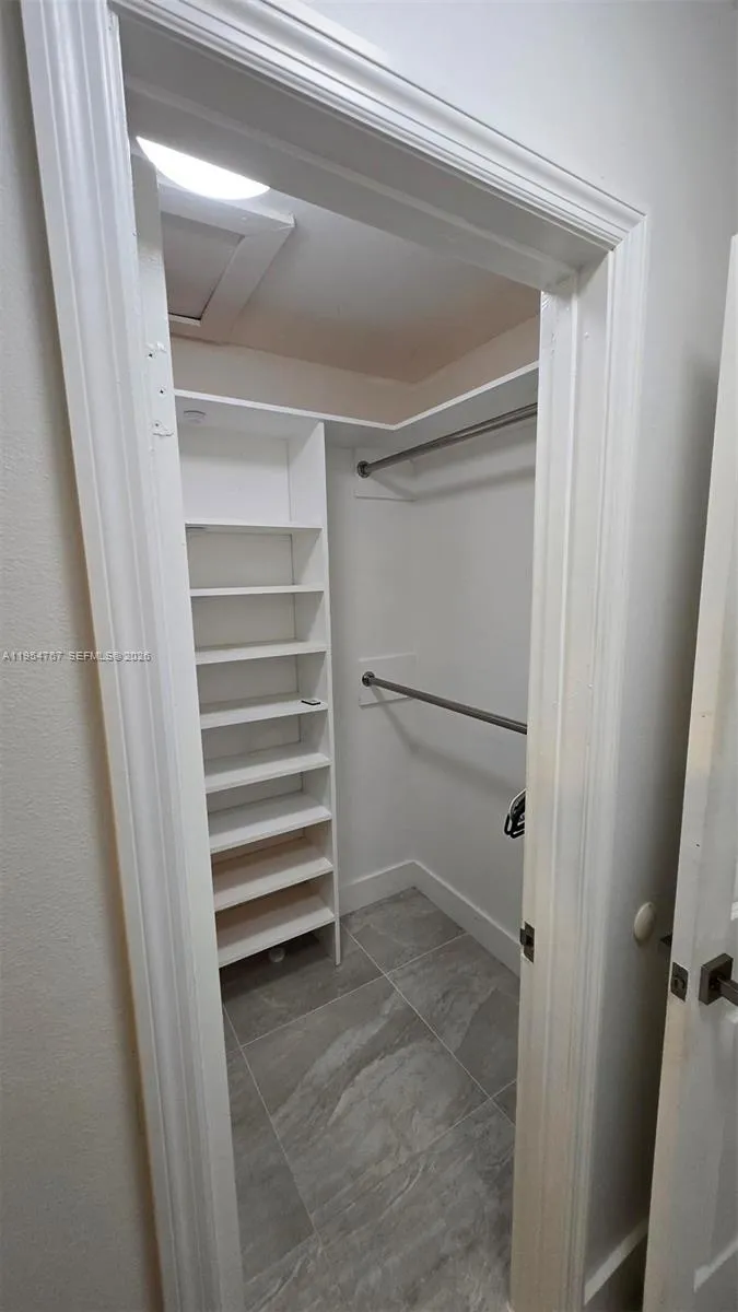 WALK-IN CLOSET