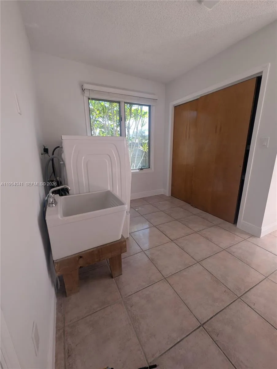 220 Se 1st St, Dania Beach, Florida 33004, Dania Beach, Florida 33004, 5 Bedrooms Bedrooms, ,4 BathroomsBathrooms,Residential Lease,For Rent,220 Se 1st St, Dania Beach, Florida 33004,A11954041