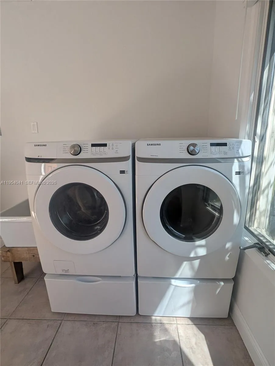 220 Se 1st St, Dania Beach, Florida 33004, Dania Beach, Florida 33004, 5 Bedrooms Bedrooms, ,4 BathroomsBathrooms,Residential Lease,For Rent,220 Se 1st St, Dania Beach, Florida 33004,A11954041