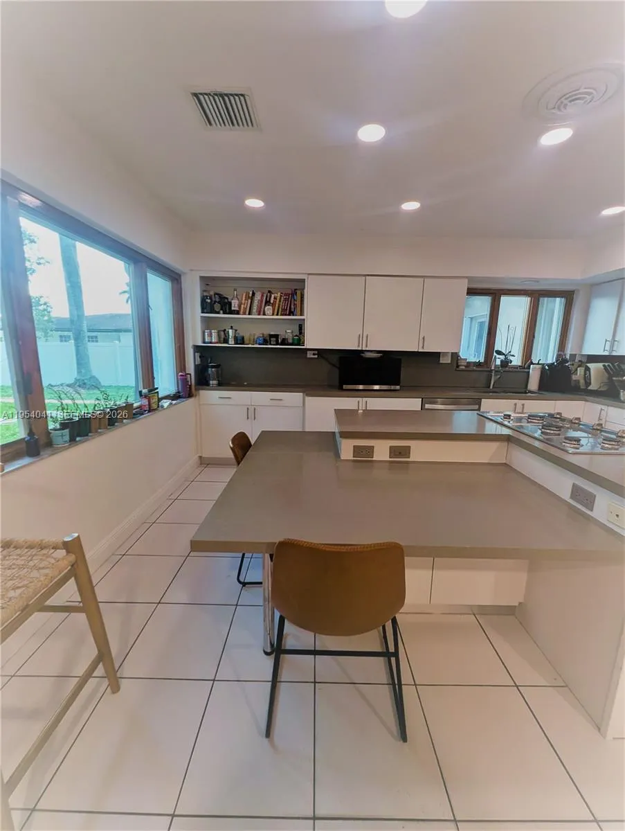 220 Se 1st St, Dania Beach, Florida 33004, Dania Beach, Florida 33004, 5 Bedrooms Bedrooms, ,4 BathroomsBathrooms,Residential Lease,For Rent,220 Se 1st St, Dania Beach, Florida 33004,A11954041