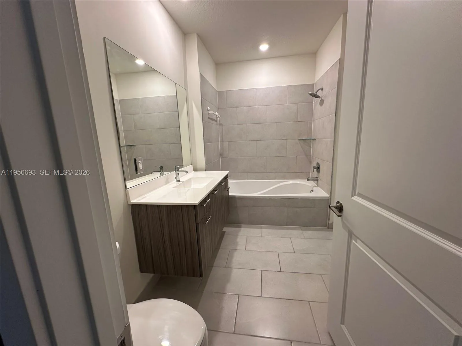 8265 Nw 41 St 402, Doral, Florida 33166, Doral, Florida 33166, 1 Bedroom Bedrooms, ,1 BathroomBathrooms,Residential,For Sale,8265 Nw 41 St 402, Doral, Florida 33166,A11956693
