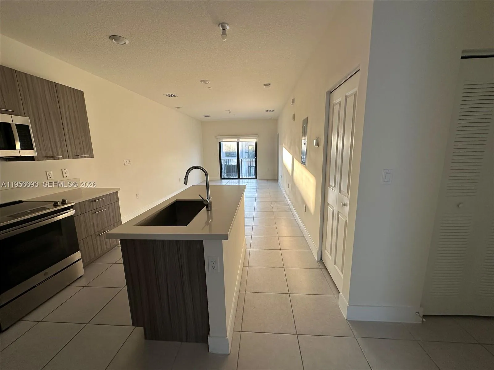 8265 Nw 41 St 402, Doral, Florida 33166, Doral, Florida 33166, 1 Bedroom Bedrooms, ,1 BathroomBathrooms,Residential,For Sale,8265 Nw 41 St 402, Doral, Florida 33166,A11956693