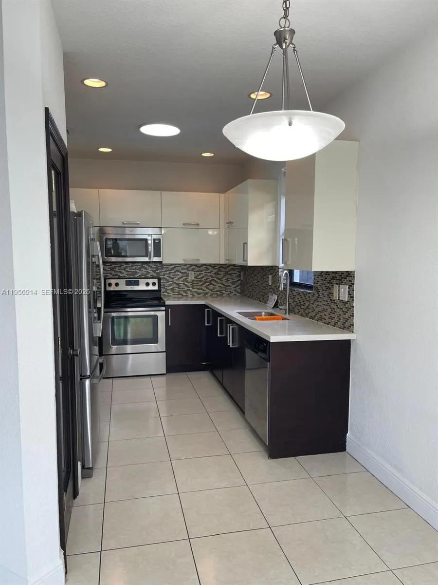 9952 Nw 10th St 9952, Miami, Florida 33172, Miami, Florida 33172, 4 Bedrooms Bedrooms, ,4 BathroomsBathrooms,Residential Lease,For Rent,9952 Nw 10th St 9952, Miami, Florida 33172,A11956914