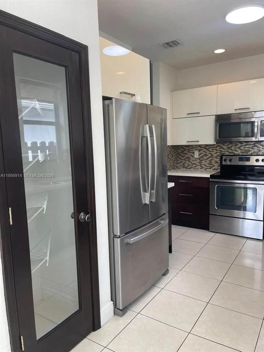 9952 Nw 10th St 9952, Miami, Florida 33172, Miami, Florida 33172, 4 Bedrooms Bedrooms, ,4 BathroomsBathrooms,Residential Lease,For Rent,9952 Nw 10th St 9952, Miami, Florida 33172,A11956914
