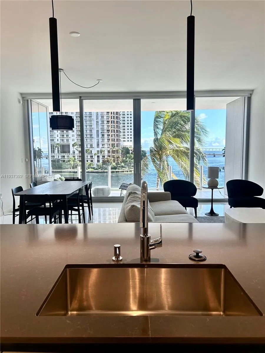 Miami, Florida 33131, 1 Bedroom Bedrooms, ,1 BathroomBathrooms,Residential Lease,For Rent,A11937392
