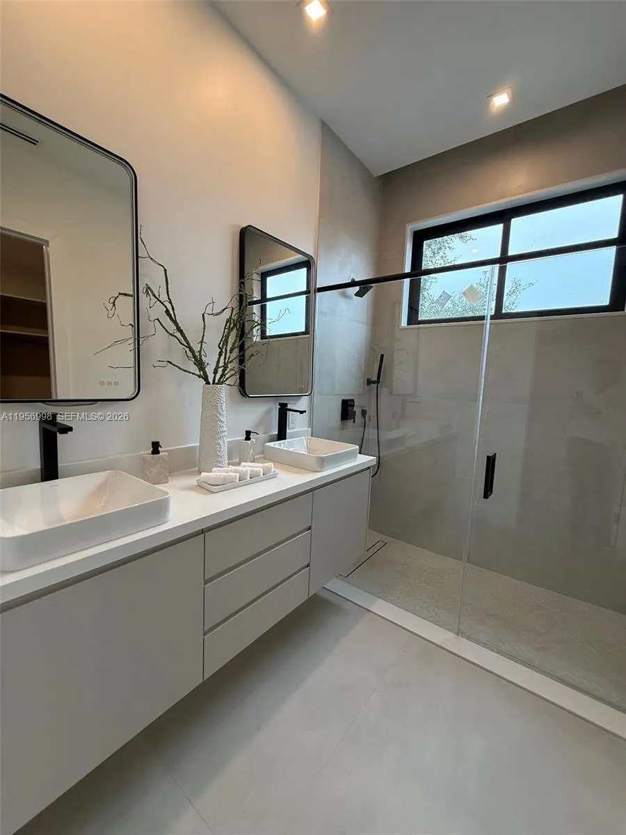 3200 Thomas Ave, Miami, Florida 33133, Miami, Florida 33133, 4 Bedrooms Bedrooms, ,3 BathroomsBathrooms,Residential,For Sale,3200 Thomas Ave, Miami, Florida 33133,A11956998