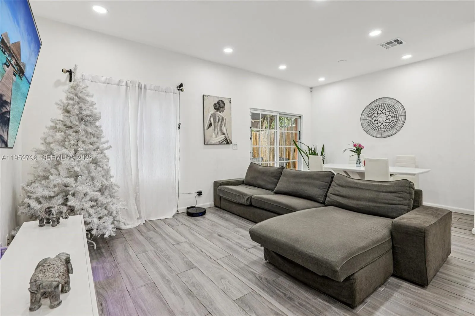 2307 Washington St 5, Hollywood, Florida 33020, Hollywood, Florida 33020, 3 Bedrooms Bedrooms, ,2 BathroomsBathrooms,Residential,For Sale,2307 Washington St 5, Hollywood, Florida 33020,A11952798