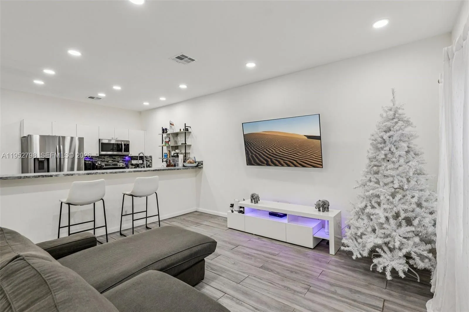 2307 Washington St 5, Hollywood, Florida 33020, Hollywood, Florida 33020, 3 Bedrooms Bedrooms, ,2 BathroomsBathrooms,Residential,For Sale,2307 Washington St 5, Hollywood, Florida 33020,A11952798