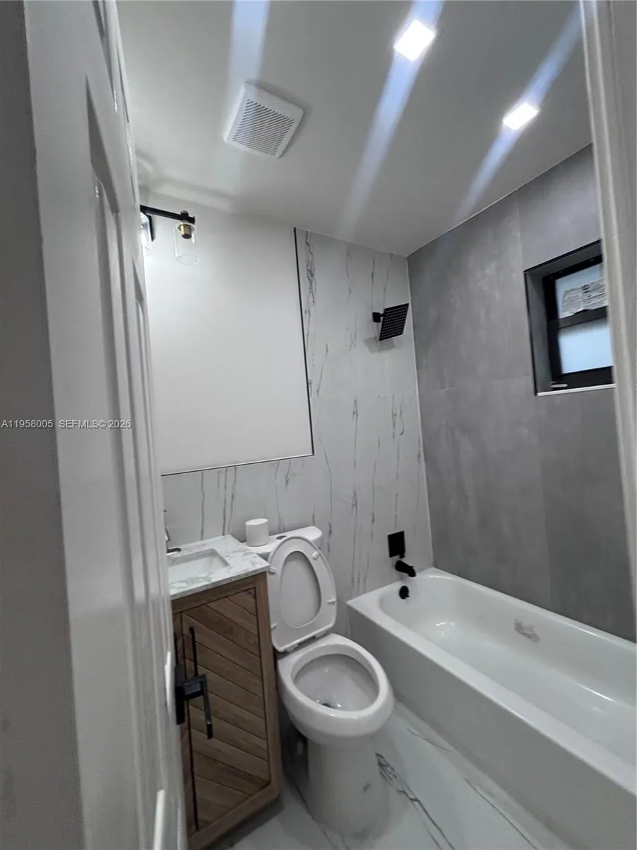 220 Nw 27th Ave, Pompano Beach, Florida 33069, Pompano Beach, Florida 33069, ,Residential Income,For Sale,220 Nw 27th Ave, Pompano Beach, Florida 33069,A11958005
