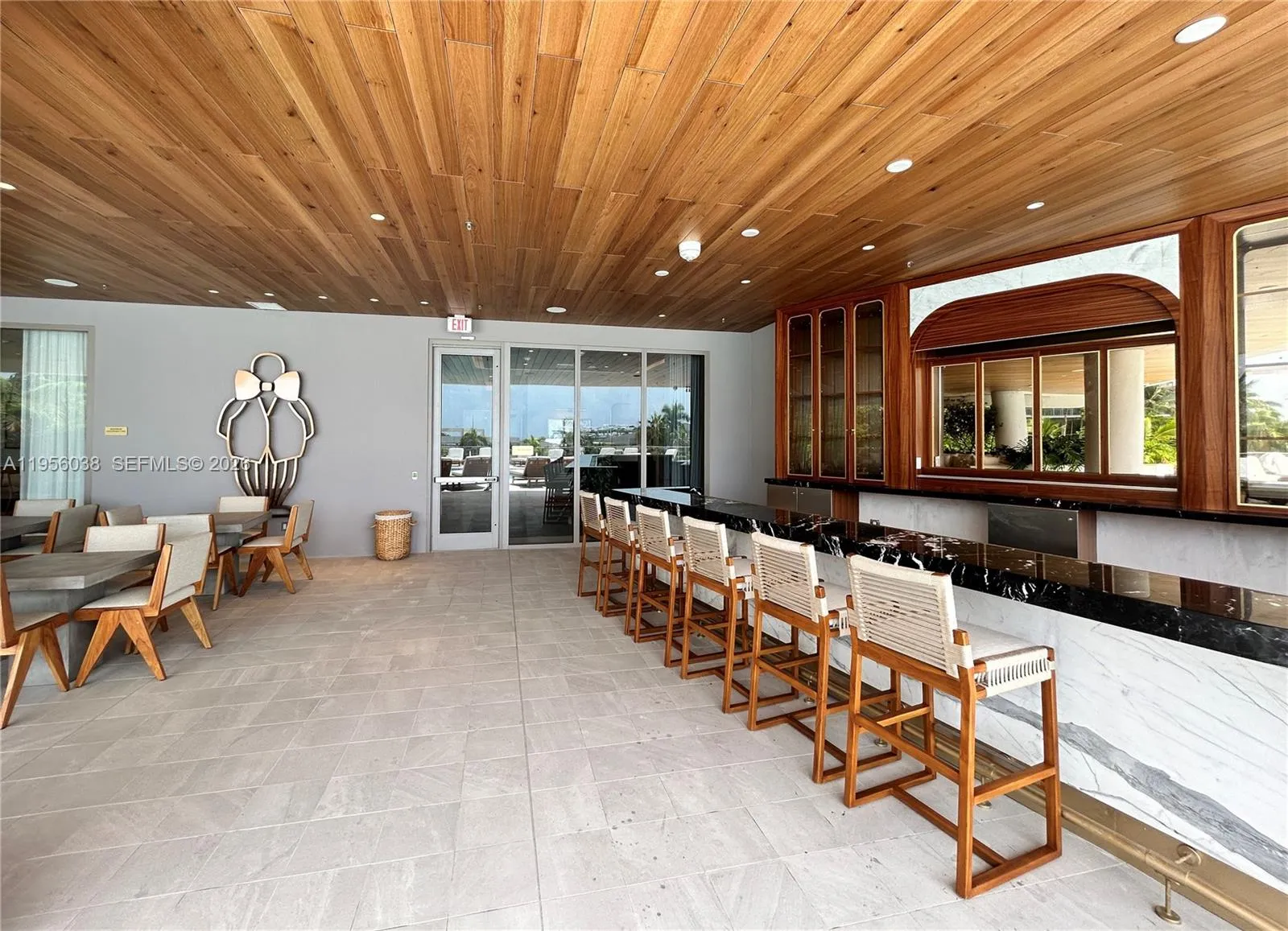 Stylish resident juice bar and café lounge offering healthy refreshment options and social gathering space within the building.