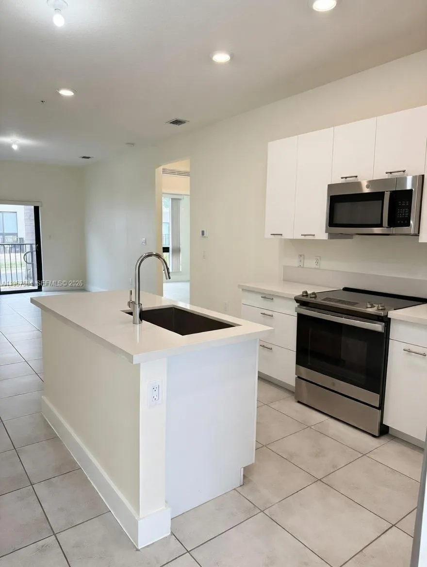 8301 Nw 41st St B-107, Doral, Florida 33166, Doral, Florida 33166, 3 Bedrooms Bedrooms, ,2 BathroomsBathrooms,Residential Lease,For Rent,8301 Nw 41st St B-107, Doral, Florida 33166,A11957584