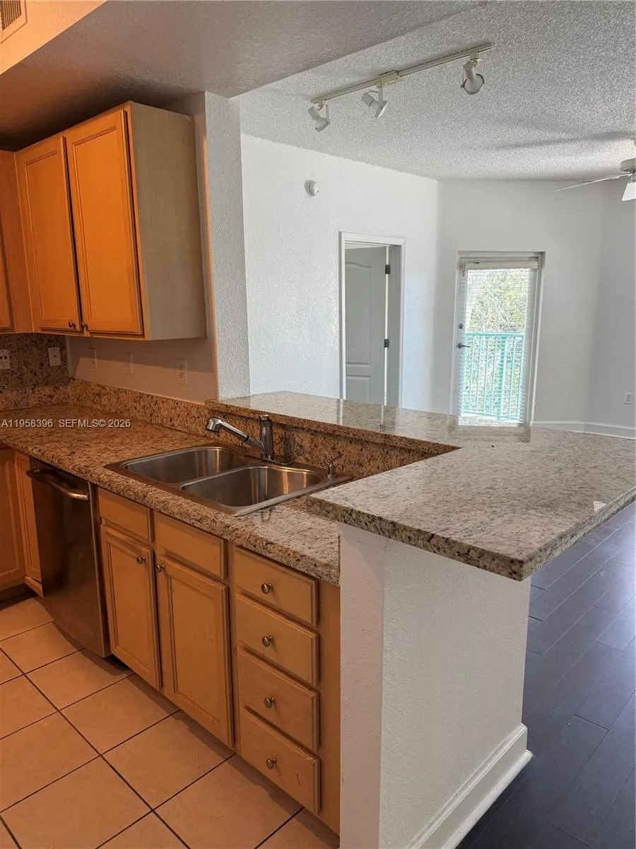 6001 Sw 70th St 301, South Miami, Florida 33143, South Miami, Florida 33143, 2 Bedrooms Bedrooms, ,2 BathroomsBathrooms,Residential,For Sale,6001 Sw 70th St 301, South Miami, Florida 33143,A11958396