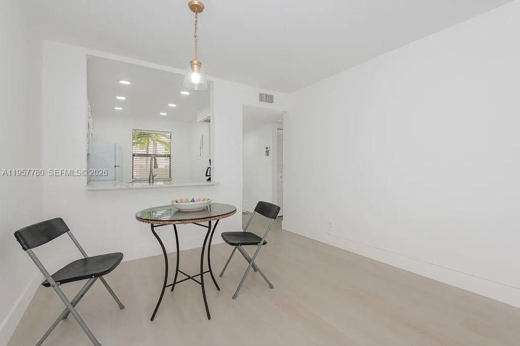 DINING AREA WITH VIEW TO THE KITCHEN