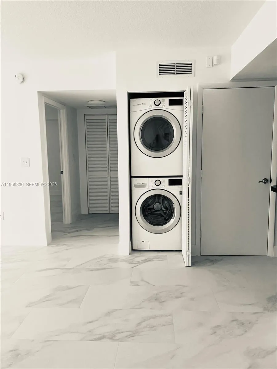 31 Se 5th St 507, Miami, Florida 33131, Miami, Florida 33131, 1 Bedroom Bedrooms, ,1 BathroomBathrooms,Residential Lease,For Rent,31 Se 5th St 507, Miami, Florida 33131,A11958330