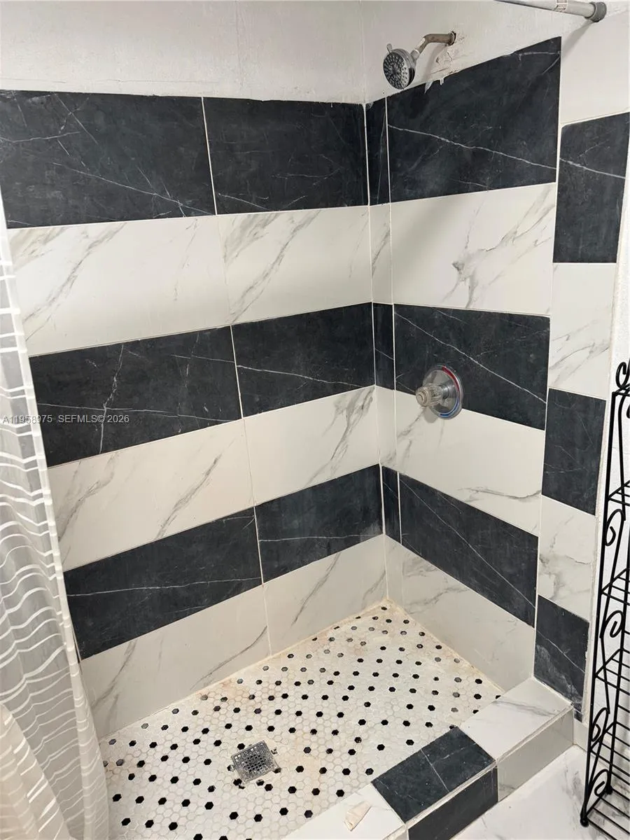 1822 Cleveland St 3, Hollywood, Florida 33020, Hollywood, Florida 33020, ,1 BathroomBathrooms,Residential Lease,For Rent,1822 Cleveland St 3, Hollywood, Florida 33020,A11958975
