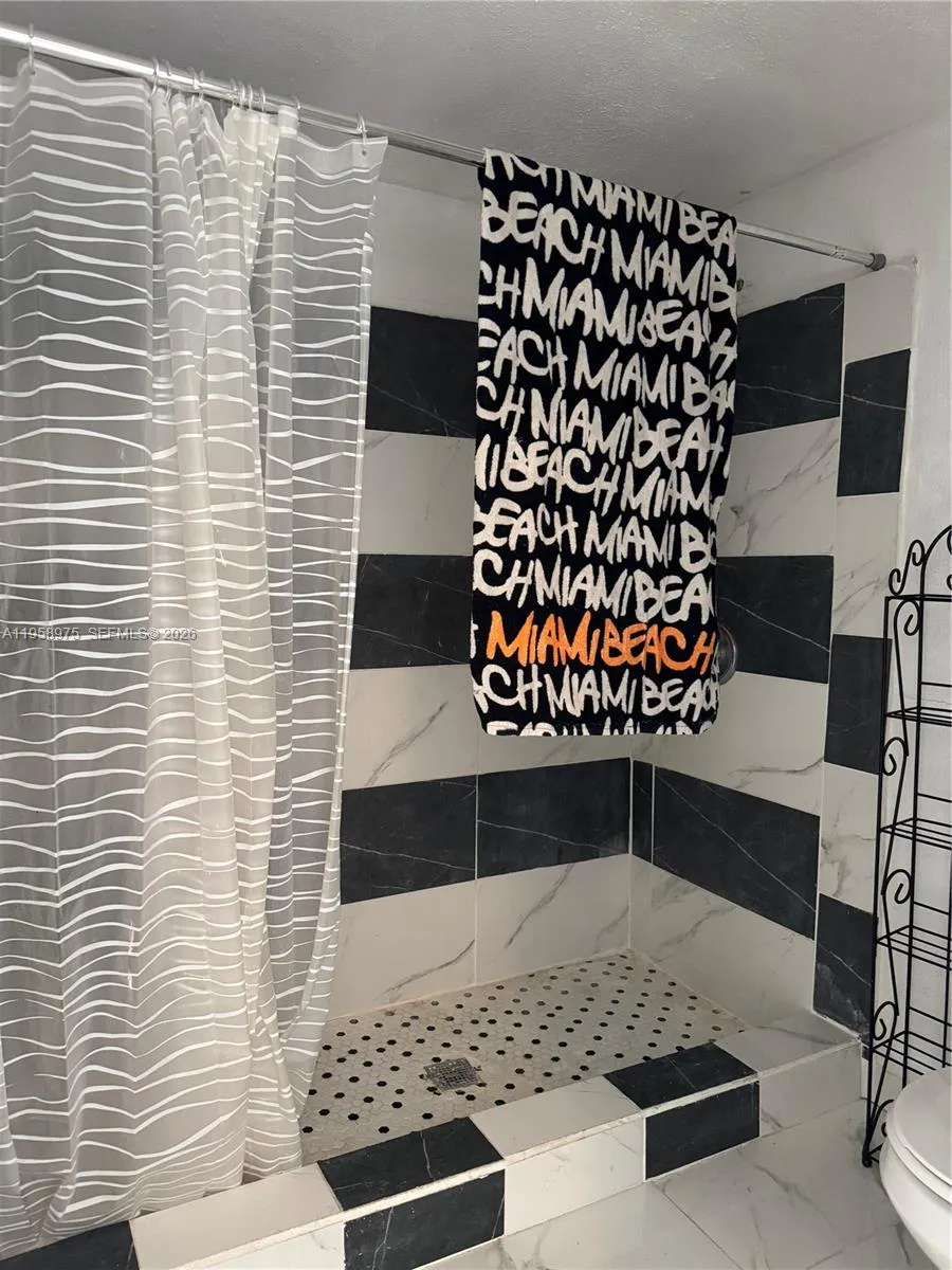 1822 Cleveland St 3, Hollywood, Florida 33020, Hollywood, Florida 33020, ,1 BathroomBathrooms,Residential Lease,For Rent,1822 Cleveland St 3, Hollywood, Florida 33020,A11958975