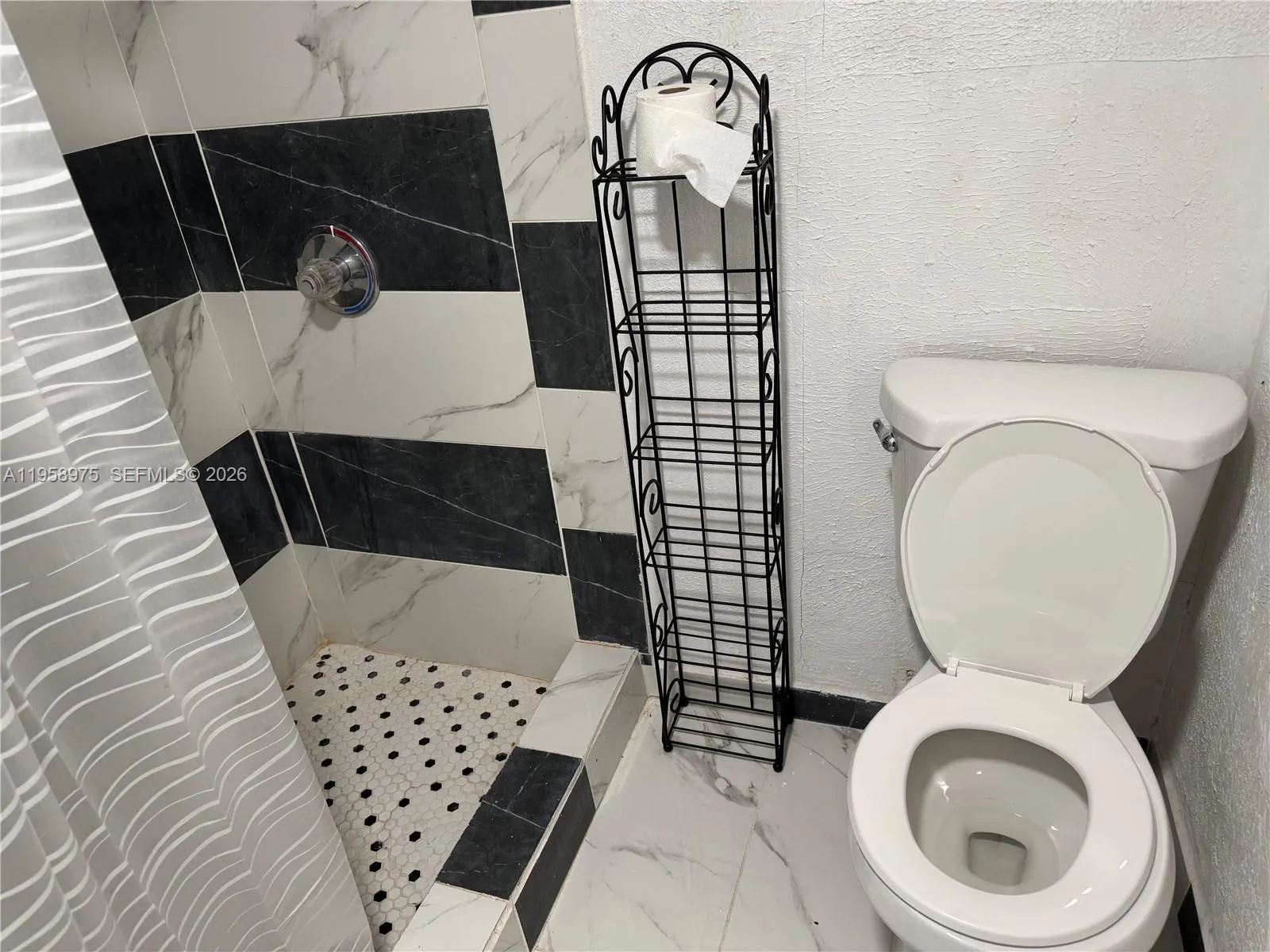 1822 Cleveland St 3, Hollywood, Florida 33020, Hollywood, Florida 33020, ,1 BathroomBathrooms,Residential Lease,For Rent,1822 Cleveland St 3, Hollywood, Florida 33020,A11958975