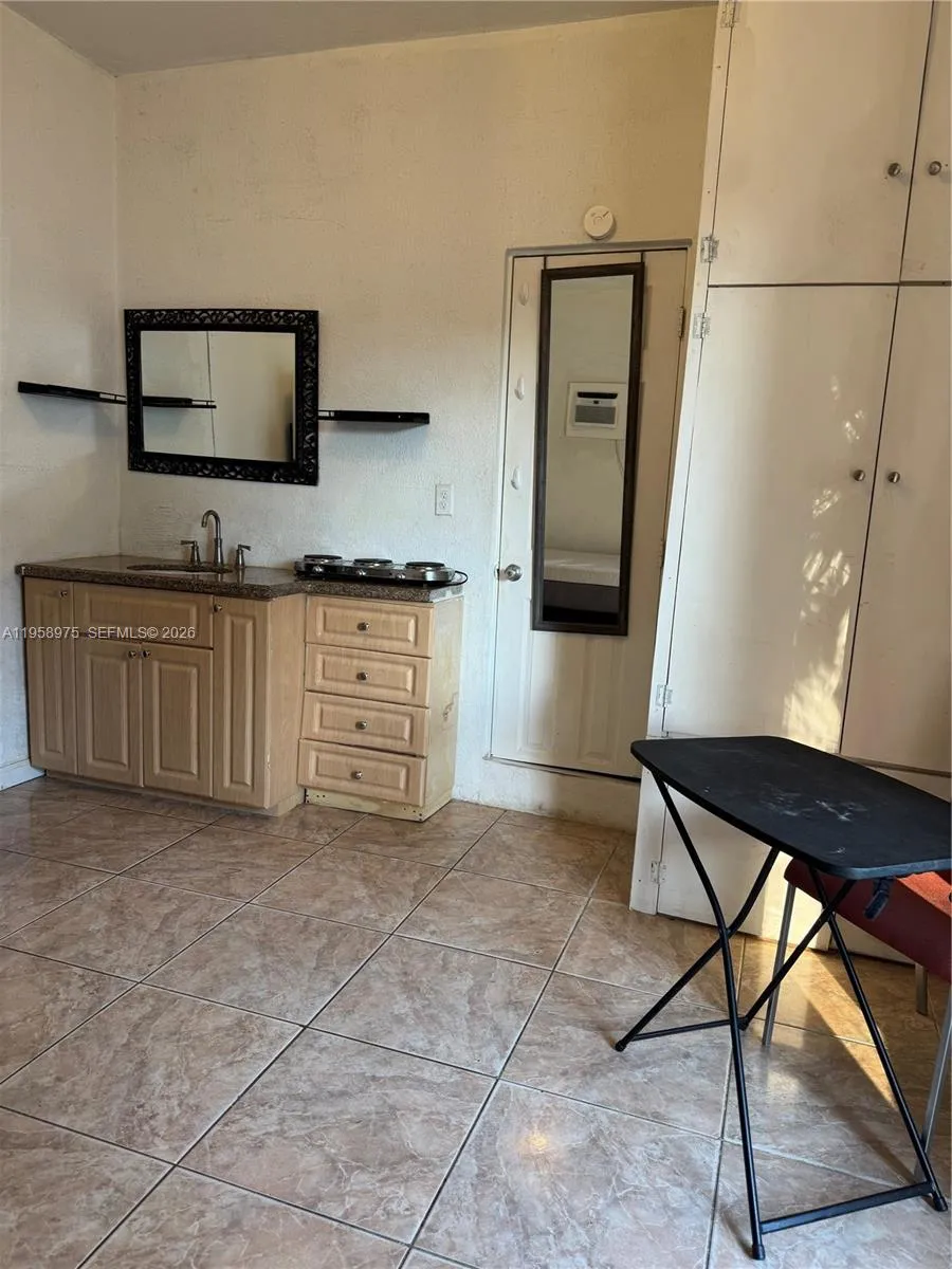 1822 Cleveland St 3, Hollywood, Florida 33020, Hollywood, Florida 33020, ,1 BathroomBathrooms,Residential Lease,For Rent,1822 Cleveland St 3, Hollywood, Florida 33020,A11958975