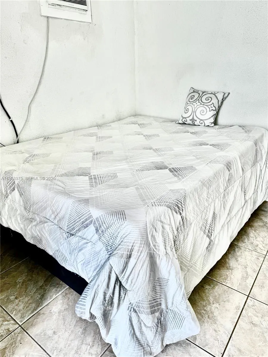 1822 Cleveland St 3, Hollywood, Florida 33020, Hollywood, Florida 33020, ,1 BathroomBathrooms,Residential Lease,For Rent,1822 Cleveland St 3, Hollywood, Florida 33020,A11958975