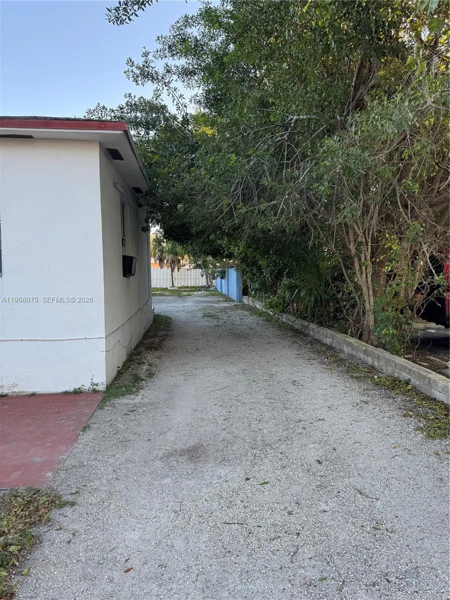 1822 Cleveland St 3, Hollywood, Florida 33020, Hollywood, Florida 33020, ,1 BathroomBathrooms,Residential Lease,For Rent,1822 Cleveland St 3, Hollywood, Florida 33020,A11958975