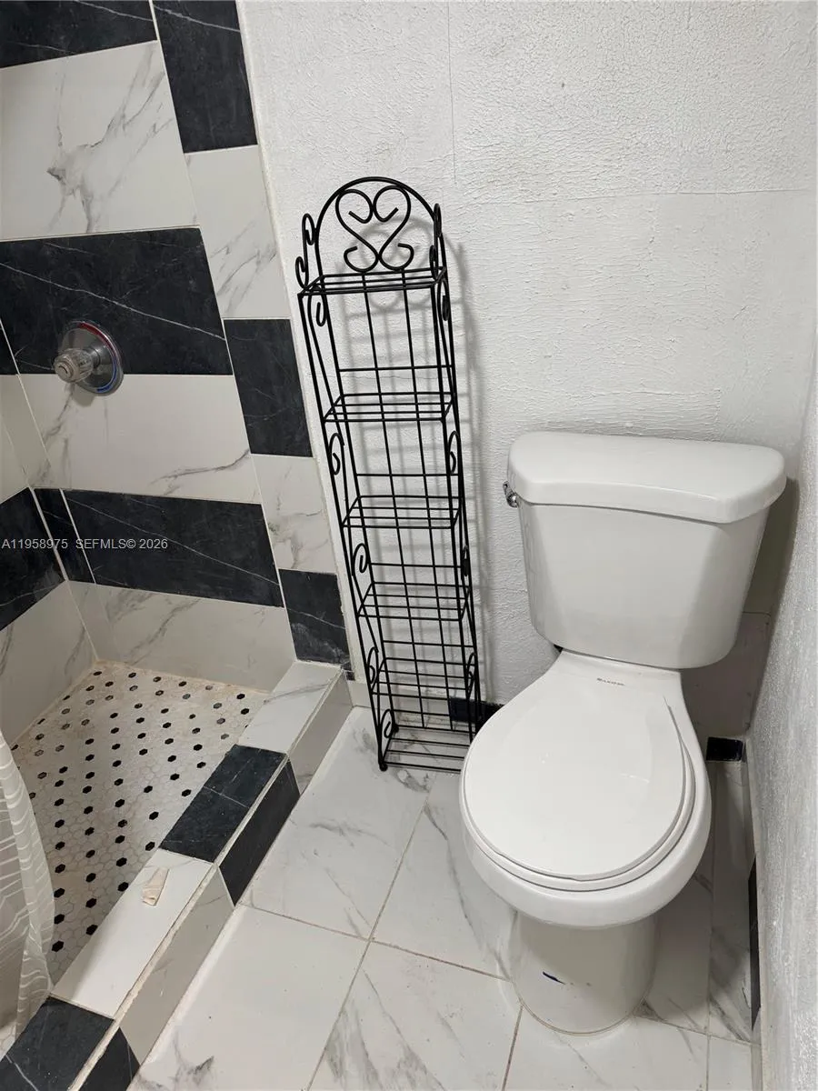 1822 Cleveland St 3, Hollywood, Florida 33020, Hollywood, Florida 33020, ,1 BathroomBathrooms,Residential Lease,For Rent,1822 Cleveland St 3, Hollywood, Florida 33020,A11958975