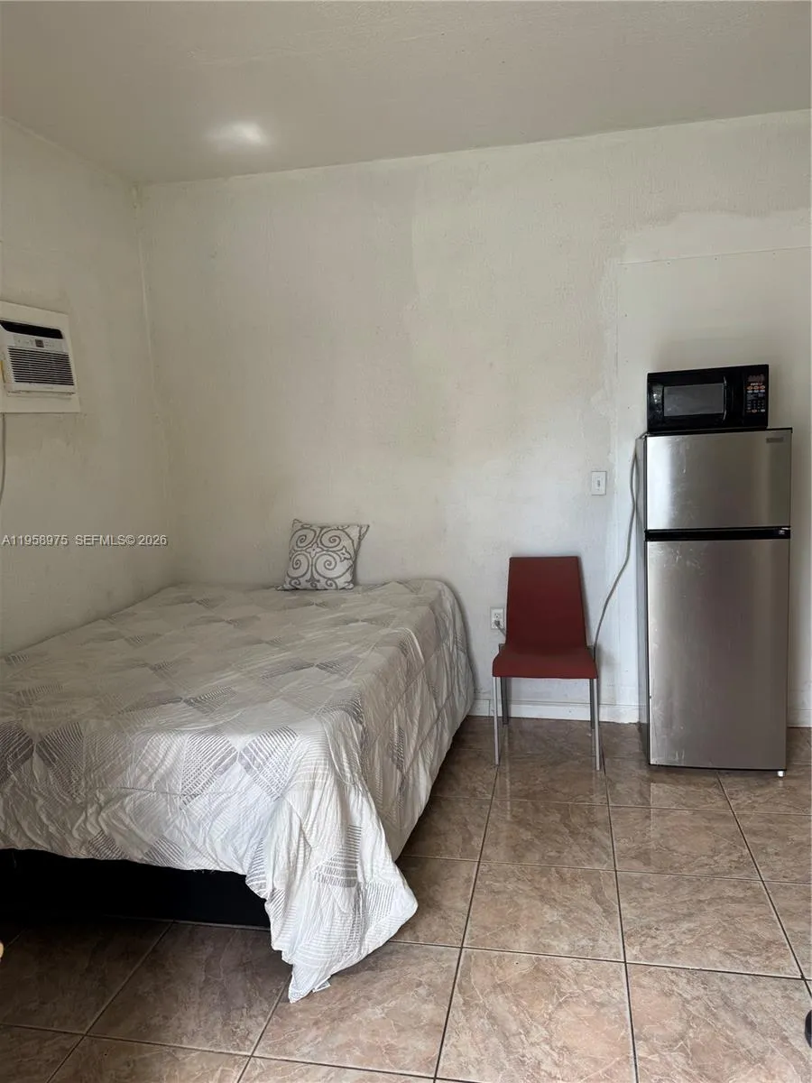 1822 Cleveland St 3, Hollywood, Florida 33020, Hollywood, Florida 33020, ,1 BathroomBathrooms,Residential Lease,For Rent,1822 Cleveland St 3, Hollywood, Florida 33020,A11958975