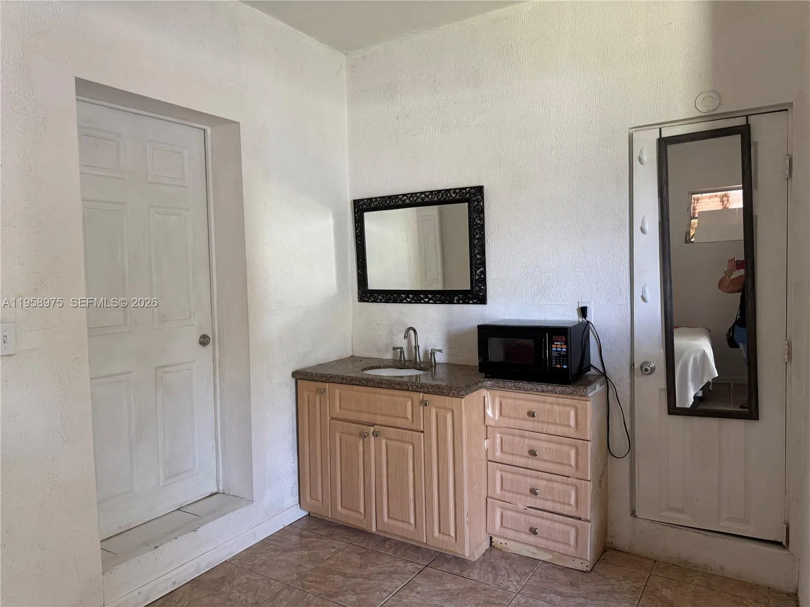 1822 Cleveland St 3, Hollywood, Florida 33020, Hollywood, Florida 33020, ,1 BathroomBathrooms,Residential Lease,For Rent,1822 Cleveland St 3, Hollywood, Florida 33020,A11958975