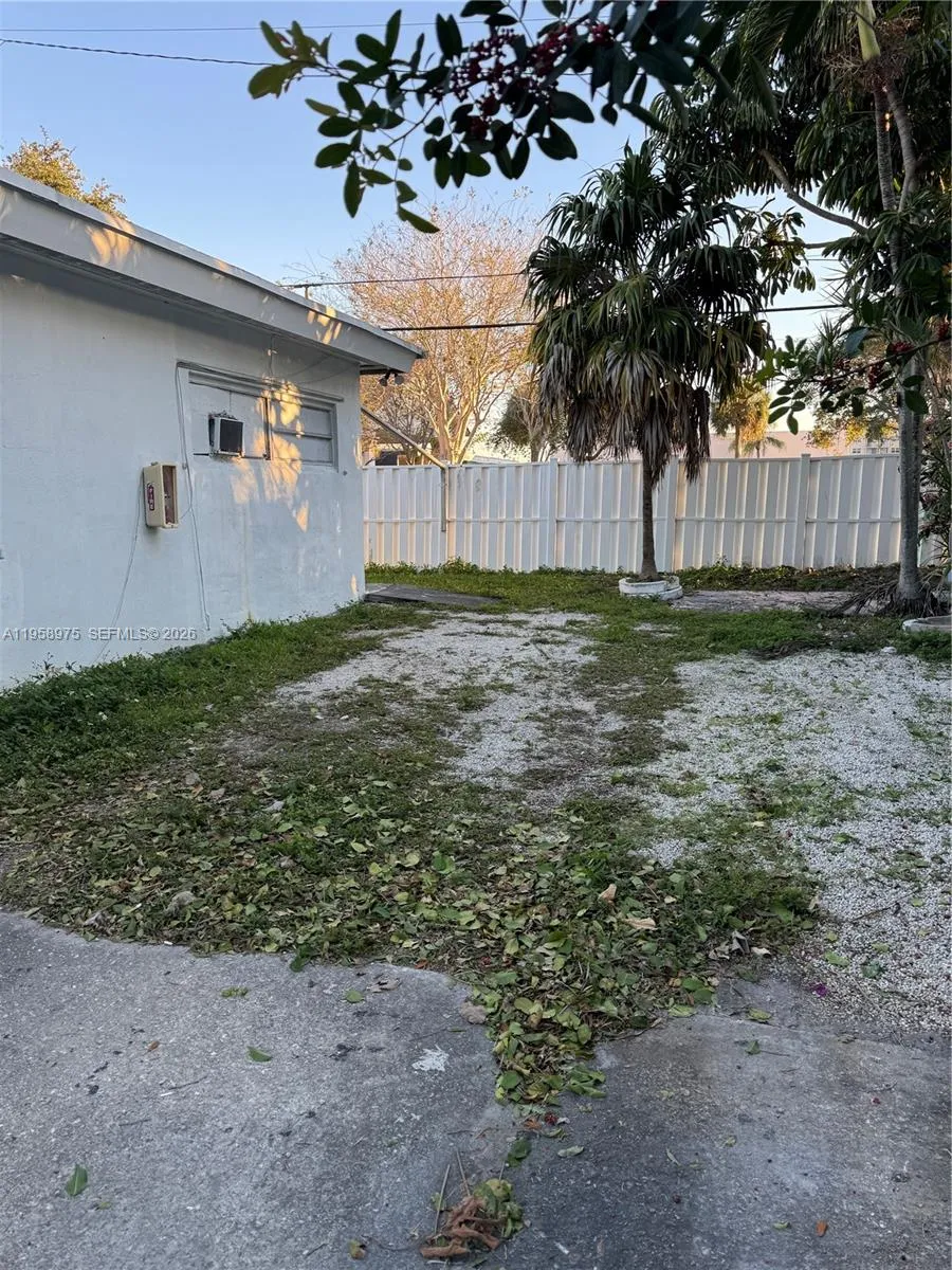 1822 Cleveland St 3, Hollywood, Florida 33020, Hollywood, Florida 33020, ,1 BathroomBathrooms,Residential Lease,For Rent,1822 Cleveland St 3, Hollywood, Florida 33020,A11958975