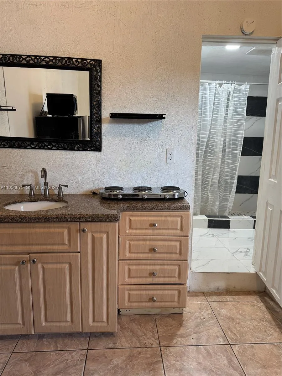 1822 Cleveland St 3, Hollywood, Florida 33020, Hollywood, Florida 33020, ,1 BathroomBathrooms,Residential Lease,For Rent,1822 Cleveland St 3, Hollywood, Florida 33020,A11958975