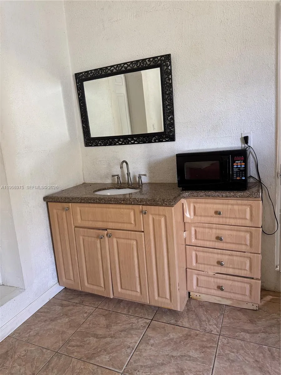 1822 Cleveland St 3, Hollywood, Florida 33020, Hollywood, Florida 33020, ,1 BathroomBathrooms,Residential Lease,For Rent,1822 Cleveland St 3, Hollywood, Florida 33020,A11958975