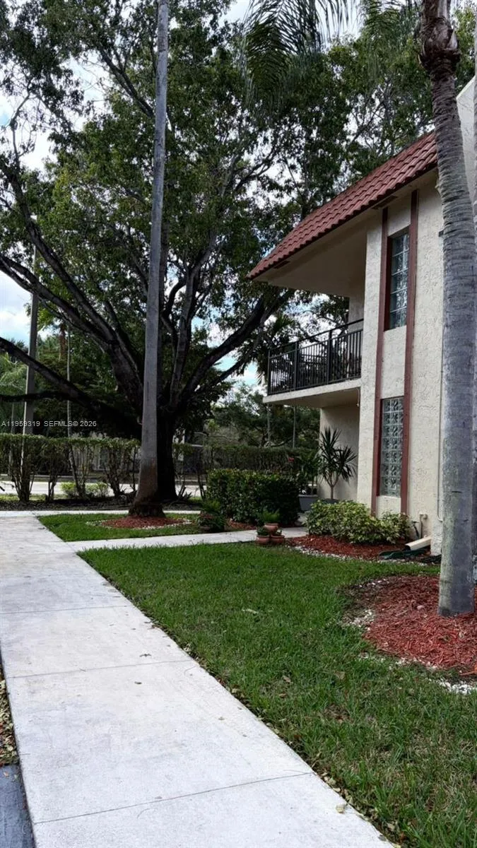 402 Lakeview Dr 201, Weston, Florida 33326, Weston, Florida 33326, 2 Bedrooms Bedrooms, ,2 BathroomsBathrooms,Residential,For Sale,402 Lakeview Dr 201, Weston, Florida 33326,A11959319