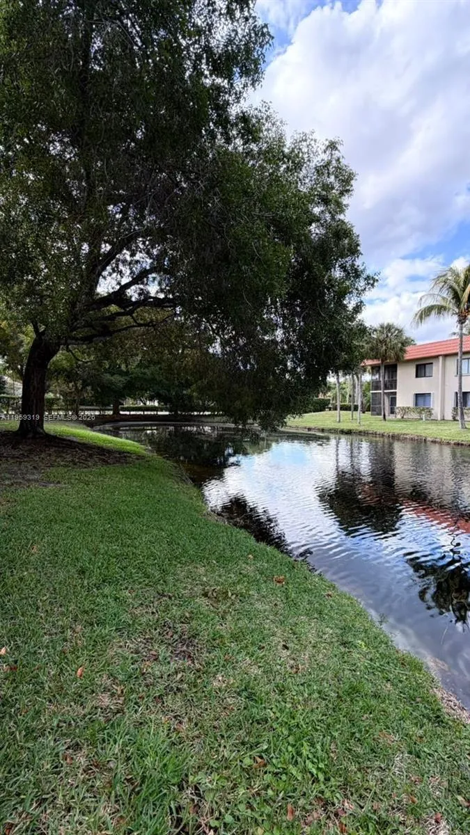 402 Lakeview Dr 201, Weston, Florida 33326, Weston, Florida 33326, 2 Bedrooms Bedrooms, ,2 BathroomsBathrooms,Residential,For Sale,402 Lakeview Dr 201, Weston, Florida 33326,A11959319
