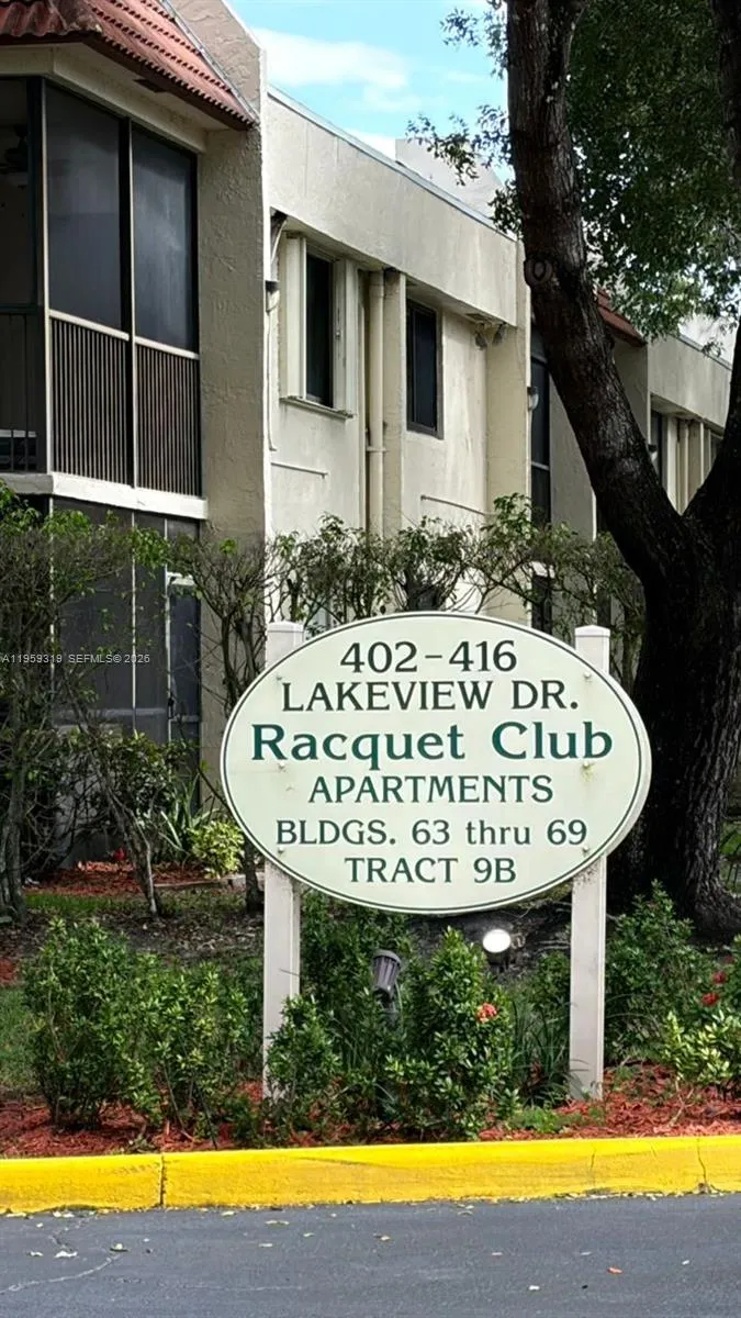 402 Lakeview Dr 201, Weston, Florida 33326, Weston, Florida 33326, 2 Bedrooms Bedrooms, ,2 BathroomsBathrooms,Residential,For Sale,402 Lakeview Dr 201, Weston, Florida 33326,A11959319