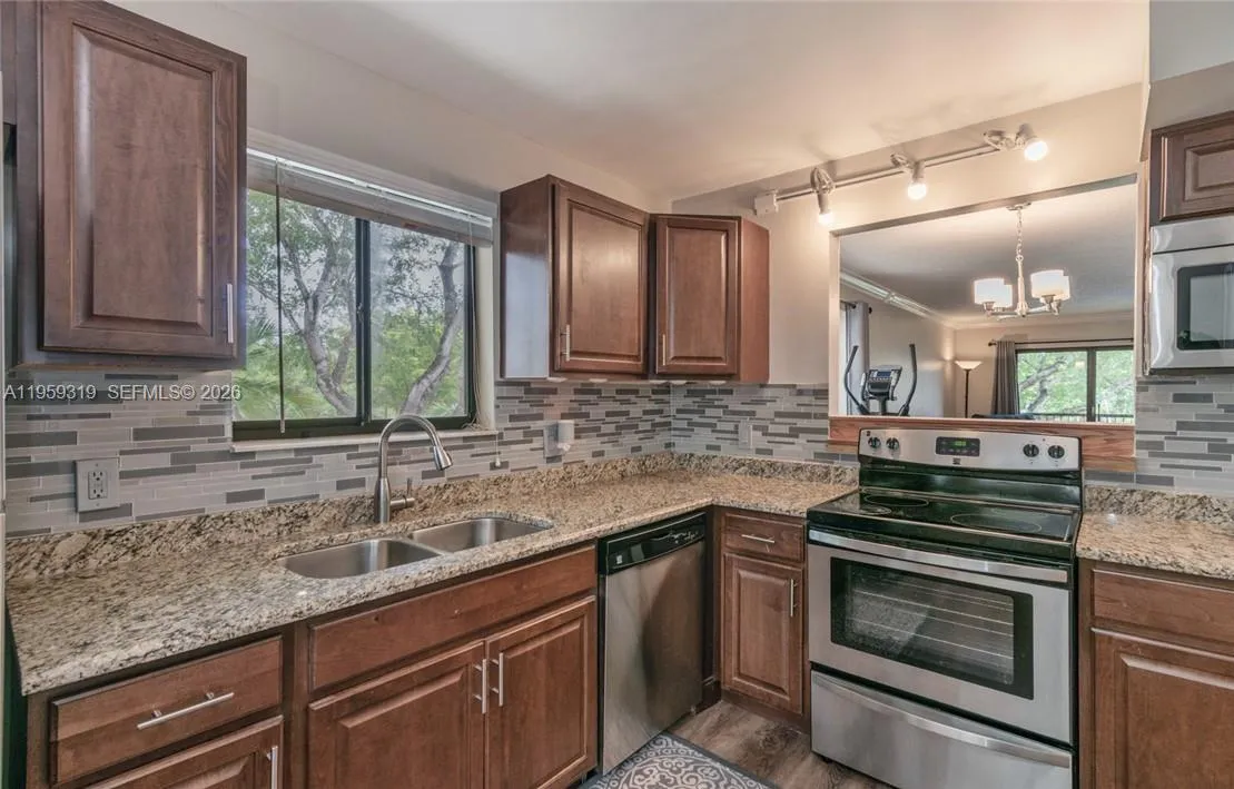 402 Lakeview Dr 201, Weston, Florida 33326, Weston, Florida 33326, 2 Bedrooms Bedrooms, ,2 BathroomsBathrooms,Residential,For Sale,402 Lakeview Dr 201, Weston, Florida 33326,A11959319