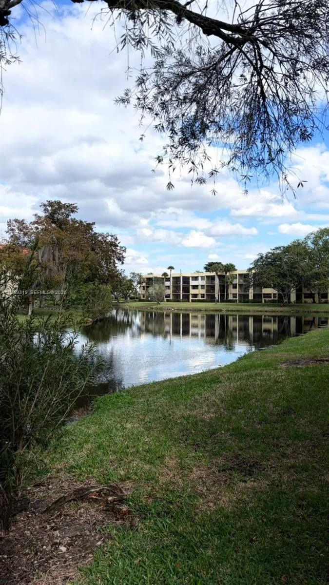 402 Lakeview Dr 201, Weston, Florida 33326, Weston, Florida 33326, 2 Bedrooms Bedrooms, ,2 BathroomsBathrooms,Residential,For Sale,402 Lakeview Dr 201, Weston, Florida 33326,A11959319