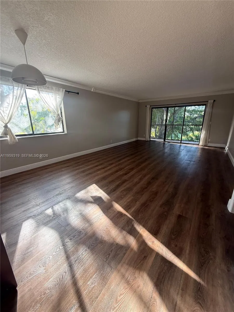 402 Lakeview Dr 201, Weston, Florida 33326, Weston, Florida 33326, 2 Bedrooms Bedrooms, ,2 BathroomsBathrooms,Residential,For Sale,402 Lakeview Dr 201, Weston, Florida 33326,A11959319