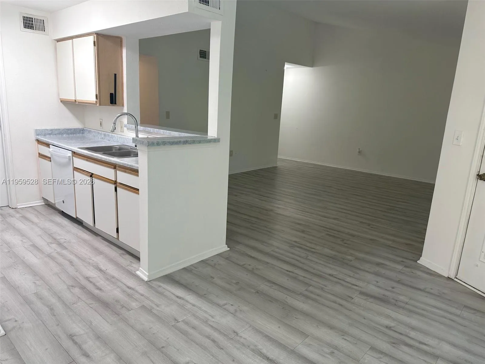 2420 Nw 33rd St 1011, Oakland Park, Florida 33309, Oakland Park, Florida 33309, 2 Bedrooms Bedrooms, ,2 BathroomsBathrooms,Residential Lease,For Rent,2420 Nw 33rd St 1011, Oakland Park, Florida 33309,A11959528