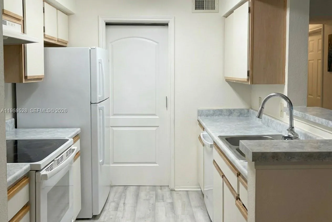 2420 Nw 33rd St 1011, Oakland Park, Florida 33309, Oakland Park, Florida 33309, 2 Bedrooms Bedrooms, ,2 BathroomsBathrooms,Residential Lease,For Rent,2420 Nw 33rd St 1011, Oakland Park, Florida 33309,A11959528