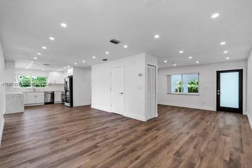 ENTER TRU THE DOOR LOCATED OFF THE PORTE COCHERE. THEREIS A SIDE FAMILY ENTRANCE