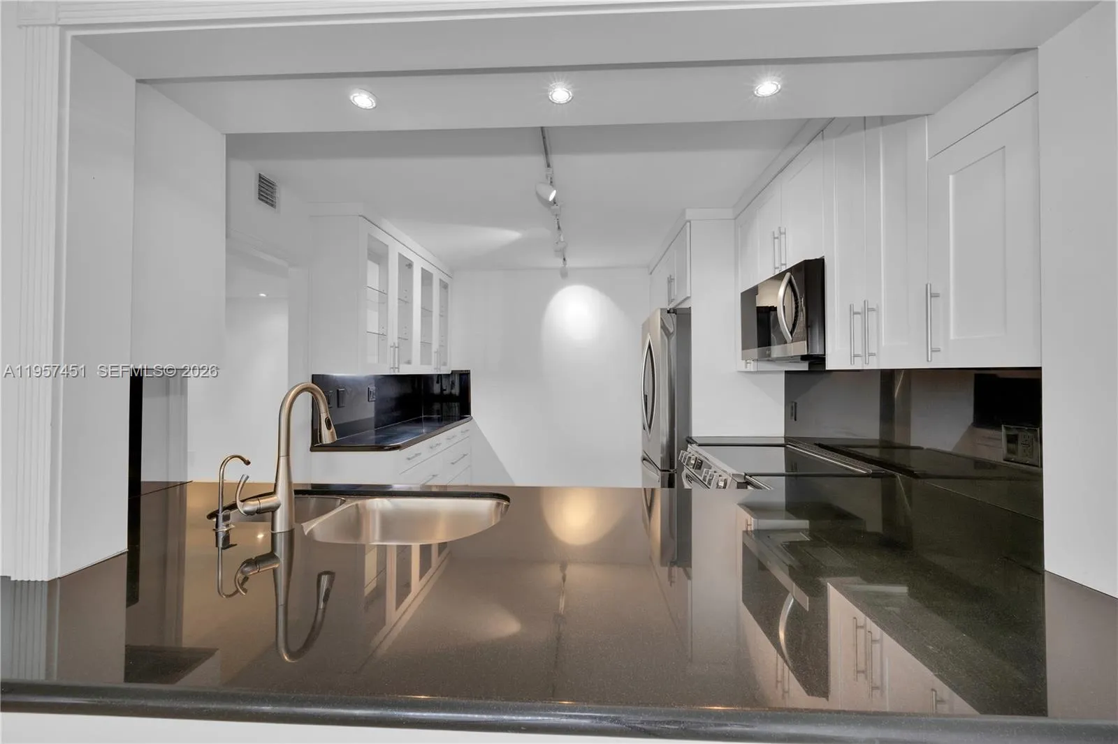 2 Grove Isle Dr B907, Miami, Florida 33133, Miami, Florida 33133, 2 Bedrooms Bedrooms, ,2 BathroomsBathrooms,Residential Lease,For Rent,2 Grove Isle Dr B907, Miami, Florida 33133,A11957451
