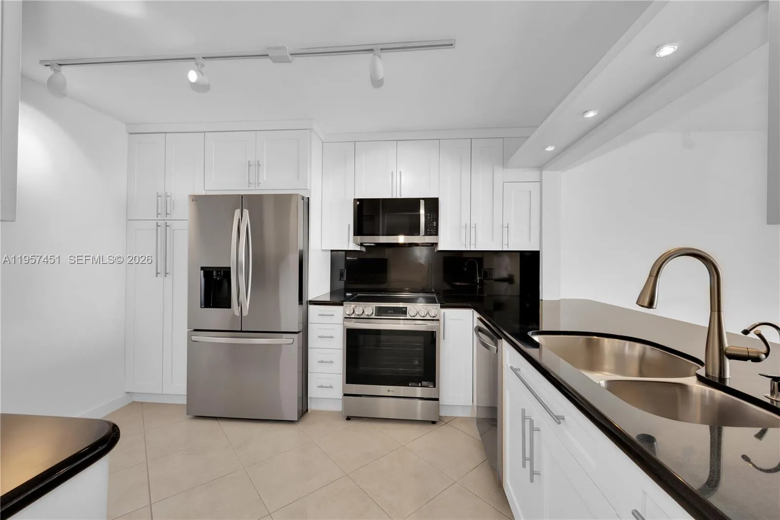 2 Grove Isle Dr B907, Miami, Florida 33133, Miami, Florida 33133, 2 Bedrooms Bedrooms, ,2 BathroomsBathrooms,Residential Lease,For Rent,2 Grove Isle Dr B907, Miami, Florida 33133,A11957451