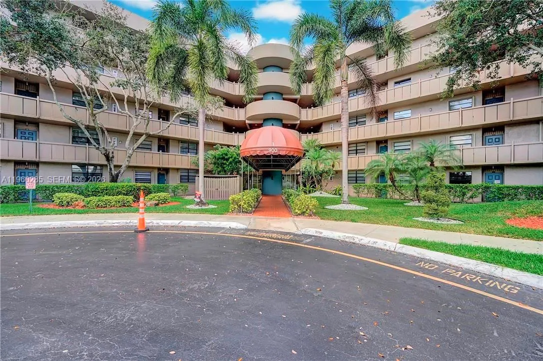900 Colony Point Cir 505, Pembroke Pines, Florida, Pembroke Pines, Florida 3306, 1 Bedroom Bedrooms, 2 Rooms Rooms,1 BathroomBathrooms,Residential,For Sale,900 Colony Point Cir 505, Pembroke Pines, Florida ,A11960285