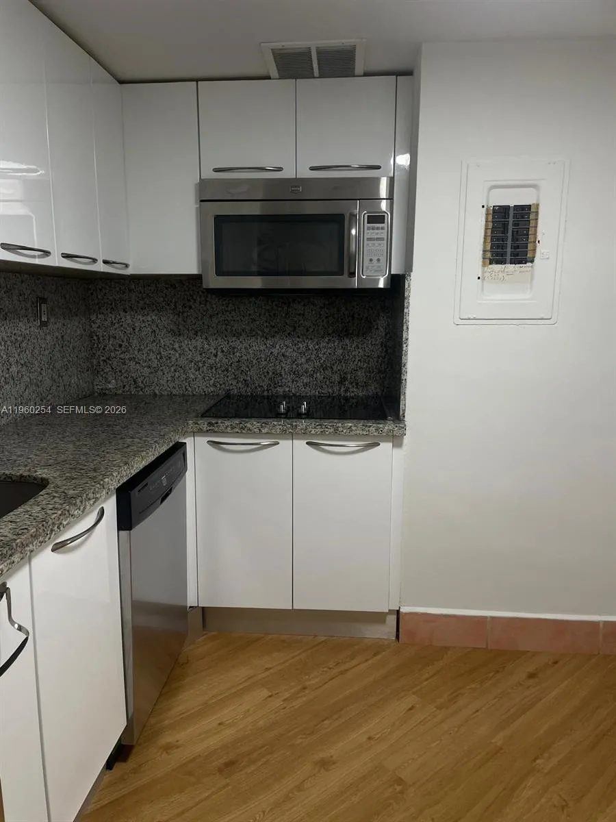999 Brickell Bay Drive 1202, Miami, Florida 33131, Miami, Florida 33131, 2 Bedrooms Bedrooms, ,2 BathroomsBathrooms,Residential,For Sale,999 Brickell Bay Drive 1202, Miami, Florida 33131,A11960254