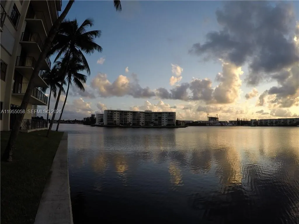 Aventura, Florida 33160, 2 Bedrooms Bedrooms, ,2 BathroomsBathrooms,Residential Lease,For Rent,A11955058