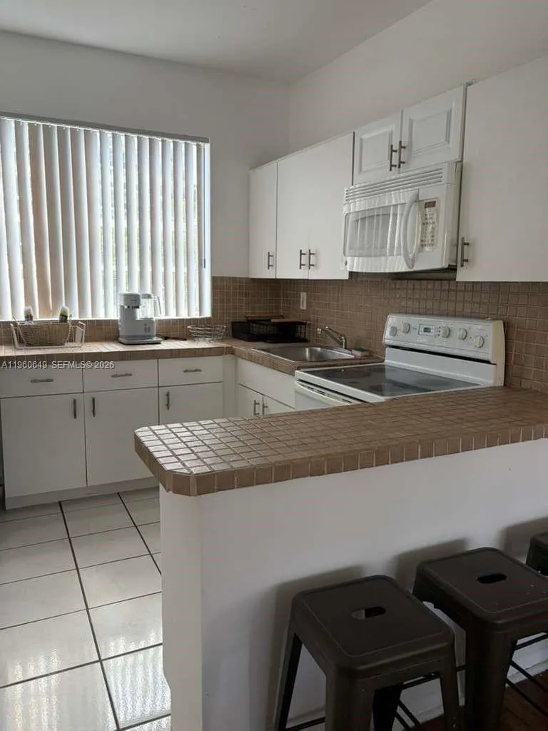 Miami Beach, Florida 33141, 2 Bedrooms Bedrooms, ,1 BathroomBathrooms,Residential Lease,For Rent,A11960649