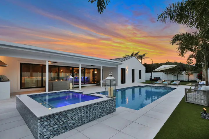 Waterfall jacuzzi & pool